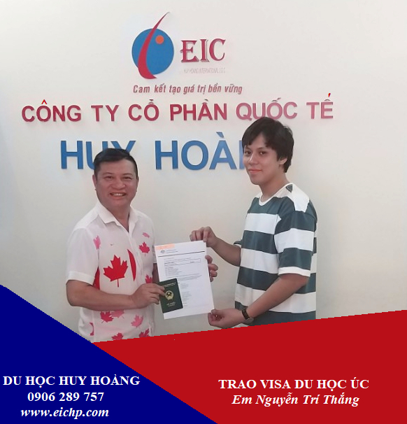 Tổng giám đốc Huy Hoàng trao visa du học Úc cho Nguyễn Trí Thắng
